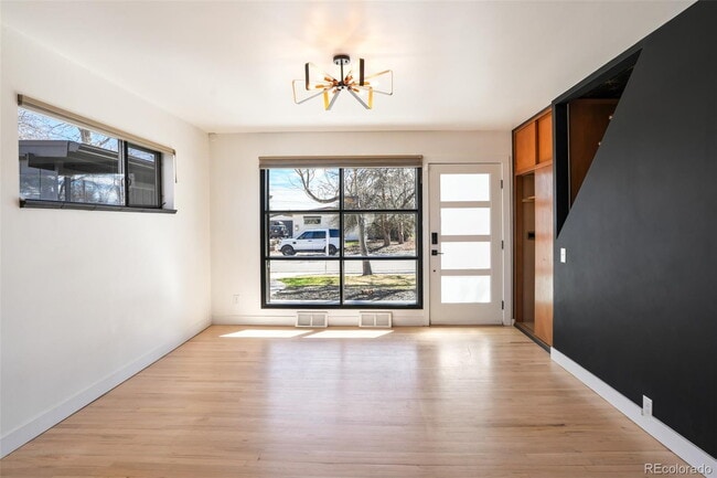 Building Photo - "Spacious 5-Bedroom Gem with 3 Full Baths in Arvada"