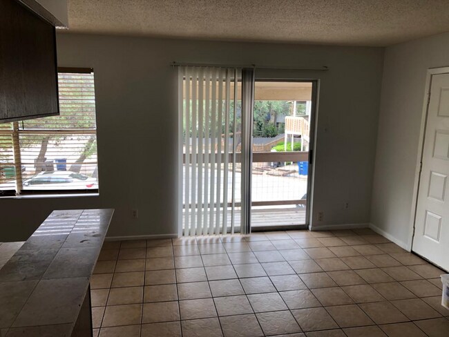 Building Photo - 2 bedroom/2 bathroom Apartment off Medical Dr & Babcock