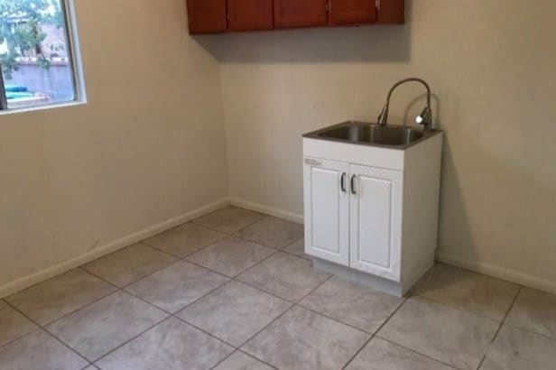 kitchen sink - 6221 Walker Ave