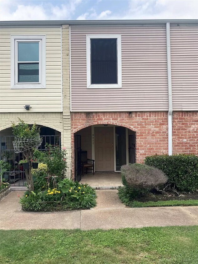 Primary Photo - 9022 Wilcrest Dr
