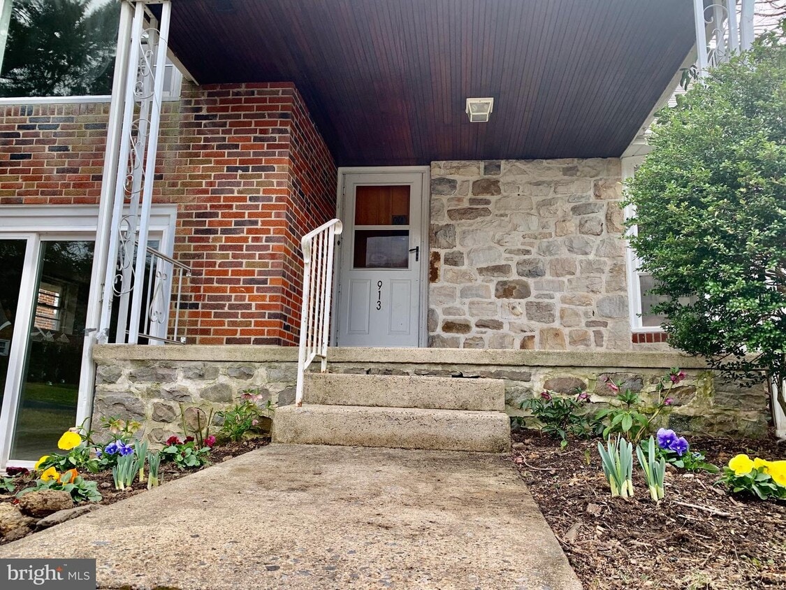 Primary Photo - 913 Brighton Ave