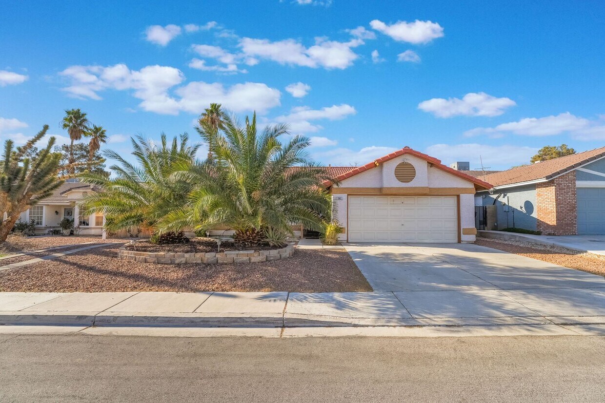 Primary Photo - Charming 3-Bedroom Home with Pool in Prime...