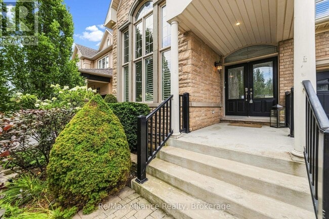 Building Photo - 2404 Rideau Dr
