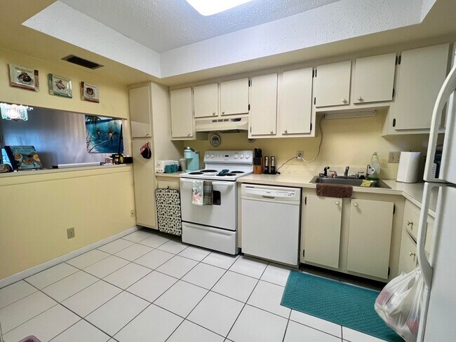 Building Photo - 3154 Via Poinciana