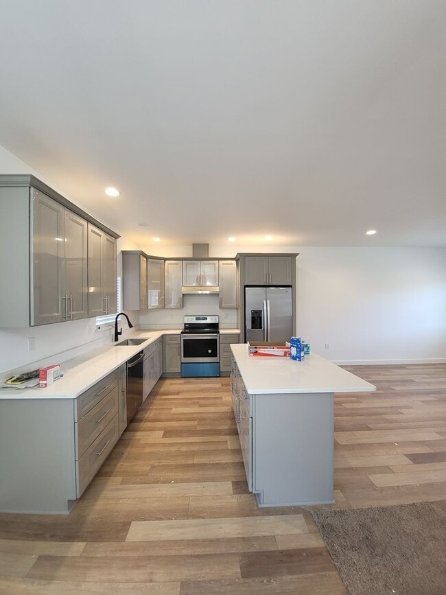 Building Photo - 683 Bryden Ave