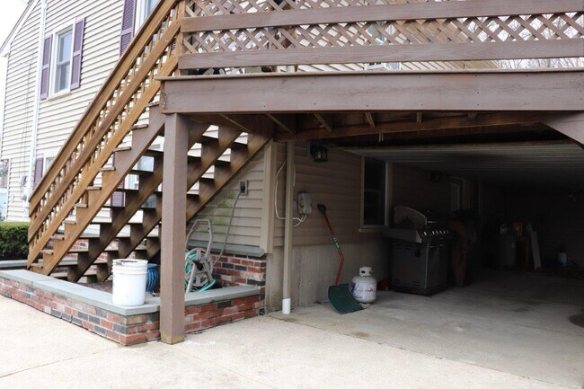 Side entrance - 27 Fiske Dr