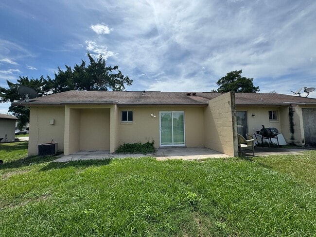 Building Photo - FANTASTIC 2 Bed 2 Bath Duplex with a HUGE ...