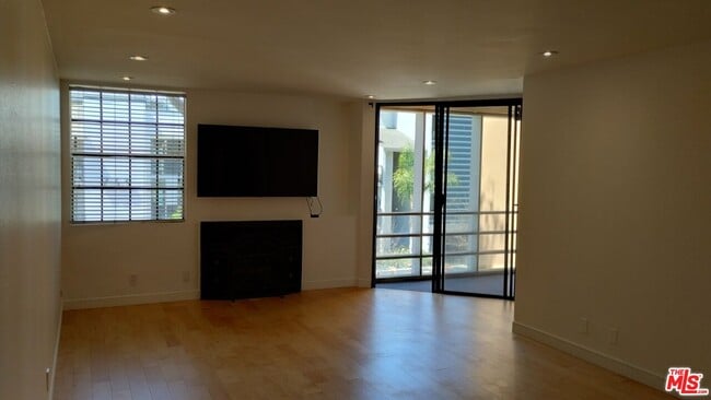 Building Photo - 740 Kings Rd