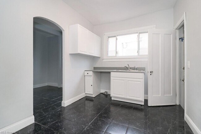 Kitchen - 947 Nobleshire Rd