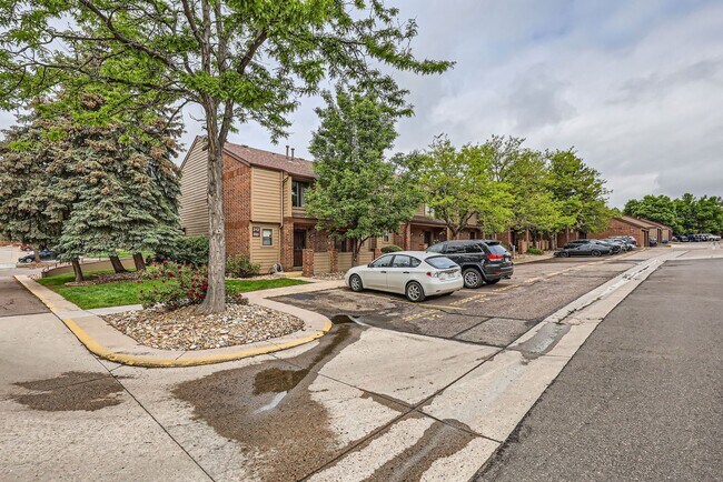 Foto del edificio - Bright & Updated 2-Bedroom Townhome with Bonus Basement Space in Lakewood!