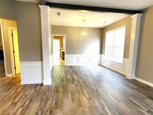 Building Photo - 2565 Davenport Park Dr