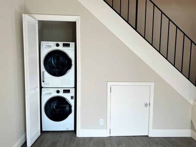 Foto del edificio - Recently Renovated 2 Bedroom 1 Bath, Two-L...