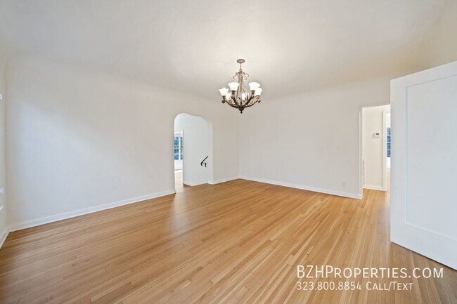 Foto del edificio - Gorgeous Spanish Duplex In Hancock Park