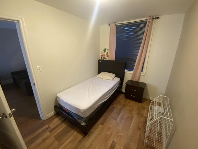 Building Photo - 120 Norah St N