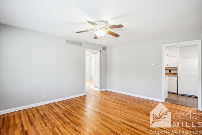 Building Photo - Gorgeous 2 Bedroom with Basement near Town...