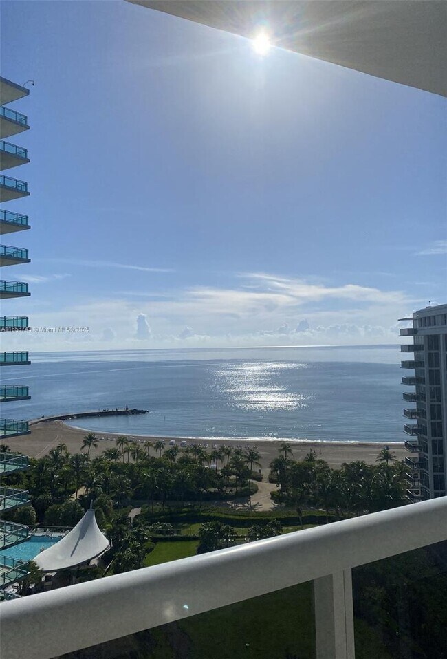 Foto del edificio - 10275 Collins Ave