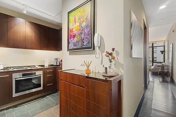 Building Photo - 40 Broad St