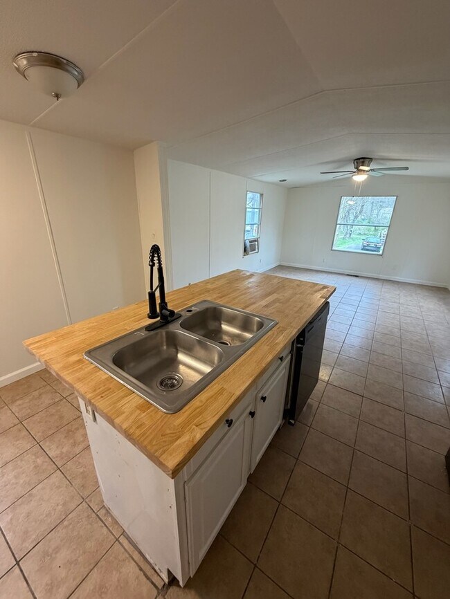 Foto del edificio - 8100 Yount Rd