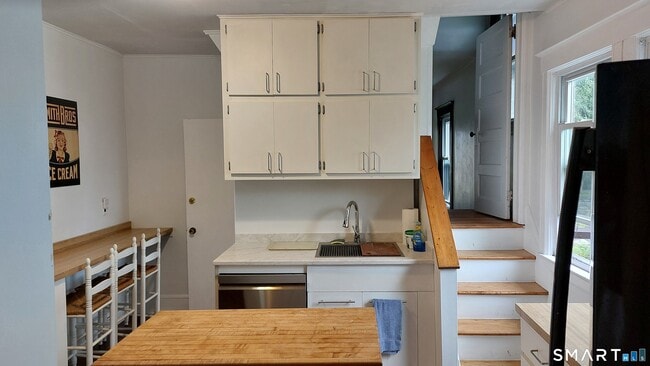 Foto del edificio - 136 Mead Ave