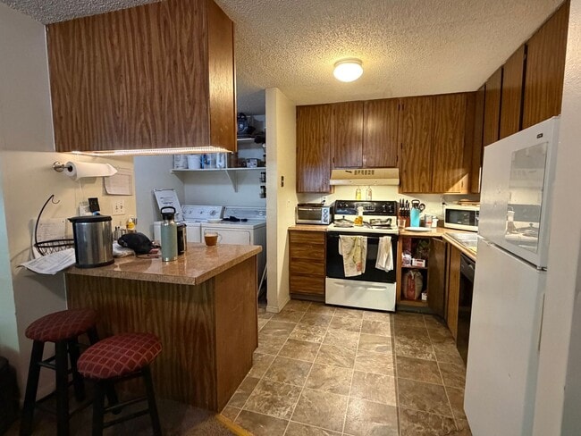 Building Photo - Spacious 2-Bedroom Condo Near CSU