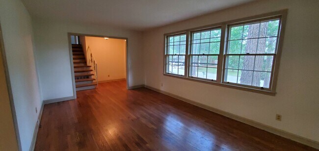 Foto del edificio - 6420 Cloverdale Dr