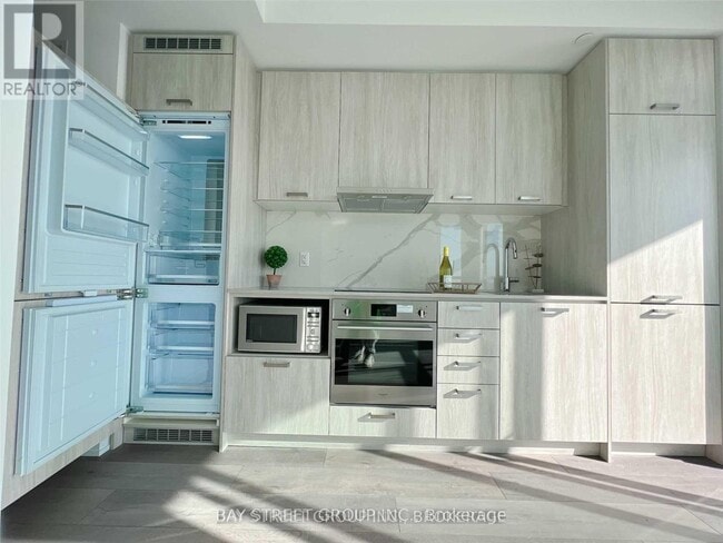 Building Photo - 10 Honeycrisp Cres