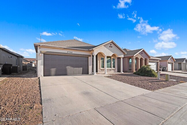 Foto del edificio - 3768 Loma Adriana