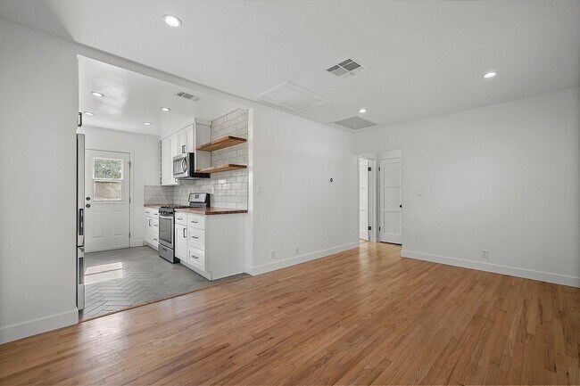Building Photo - 654 Ozone St, Santa Monica, CA 90405
