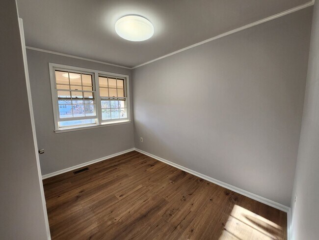 Foto del edificio - Room for rent in a 4 BD 2.5 BA Kings Park West Home
