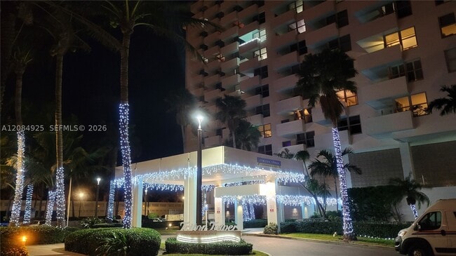 Building Photo - 2899 Collins Ave