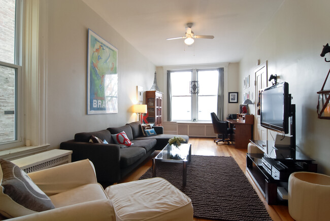 Foto del edificio - 827 N Damen Ave