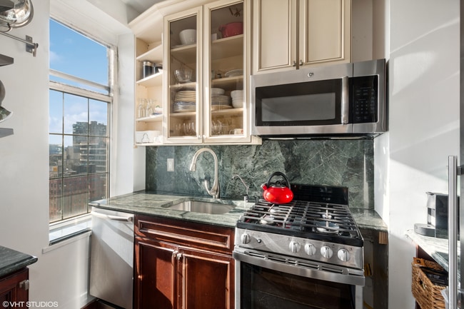 Building Photo - 465 W 23rd St