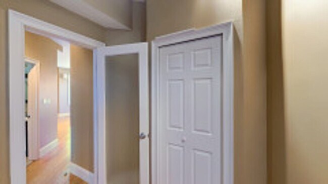 Foto del edificio - Renovated Bay Village  2 Bed on Cortes Street for September 1st