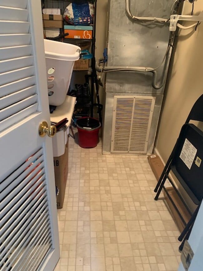 Building Photo - 303 White St