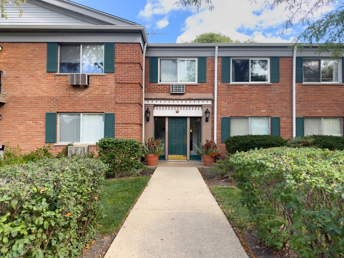 Primary Photo - 2303 S Goebbert Rd