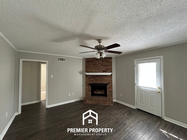 Foto del edificio - Spacious 3BR/2BA Home in Walls, MS | Brick Fireplace & Large Fenced Backyard