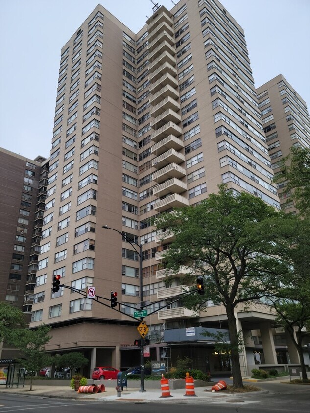 Foto principal - 6301 N Sheridan Rd