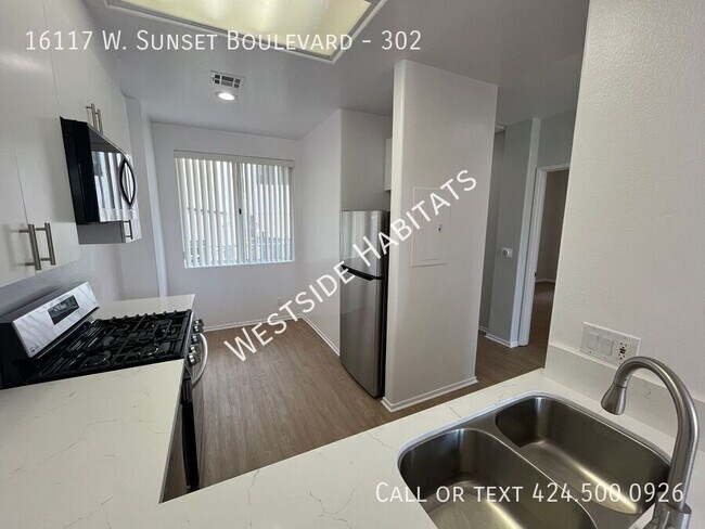 Foto del edificio - 16117 W Sunset Blvd