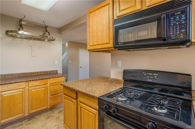 Foto del edificio - Updated 2 Bedroom 1.5 Bathroom condo in a ...