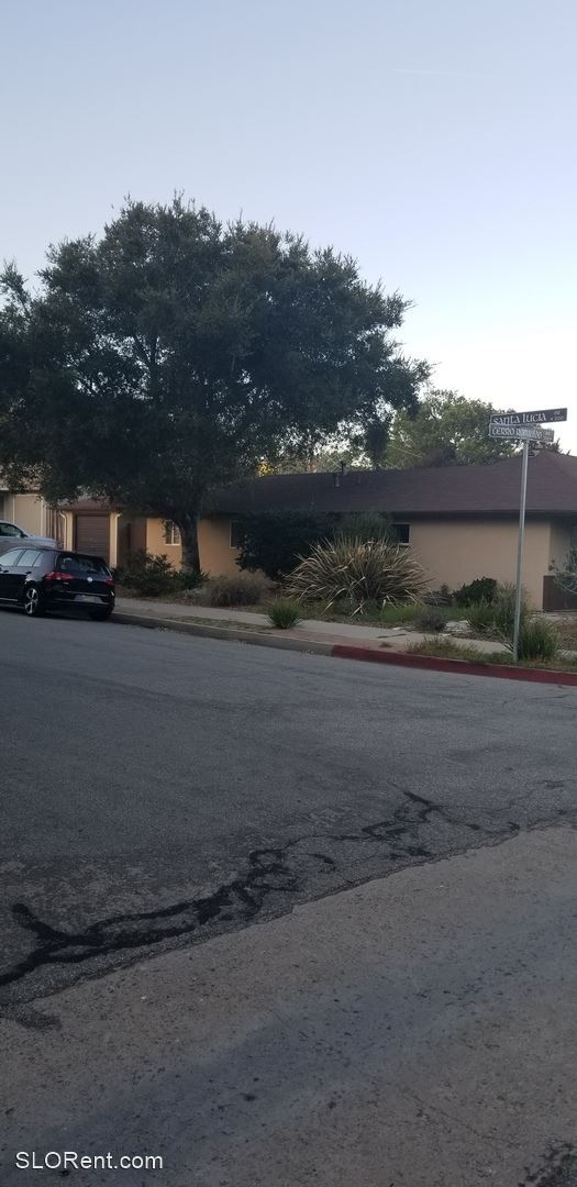 Foto del edificio - 5 br, 2.5 bath House - 310 Cerro Romauldo***