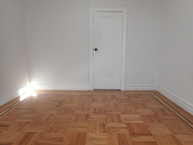 Building Photo - 663 E 94th St