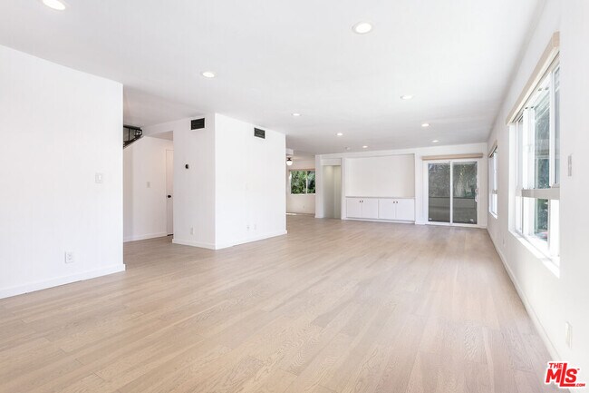 Foto del edificio - 560 N Kings Rd