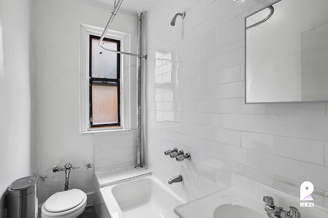 Building Photo - 502 E 189th St