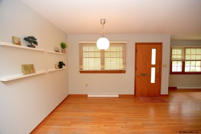 Foto del edificio - 2 Roberts Ln