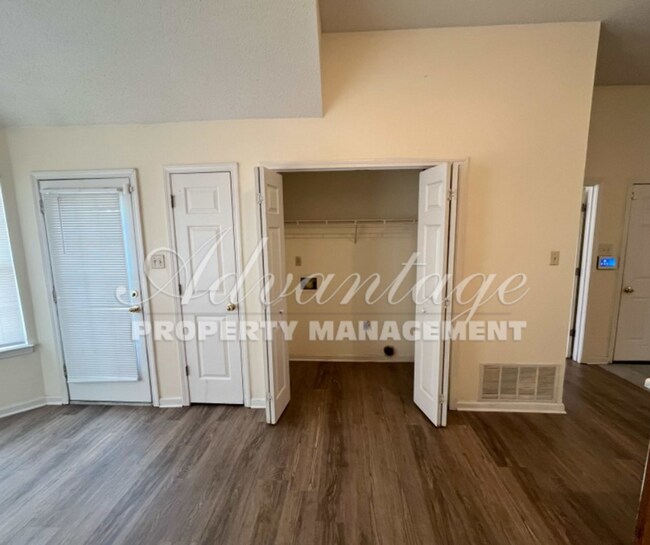 Building Photo - Newly Renovated Home In Riverdale