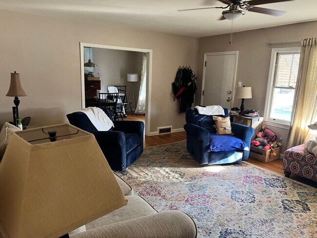 Living Room - 1601 Crestline Dr NE