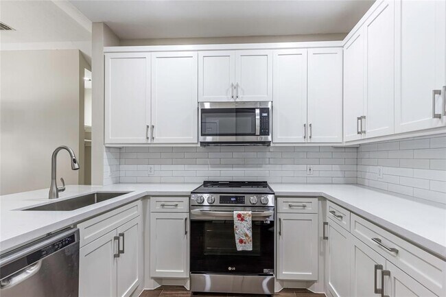 Building Photo - 725 Cedarwood Dr