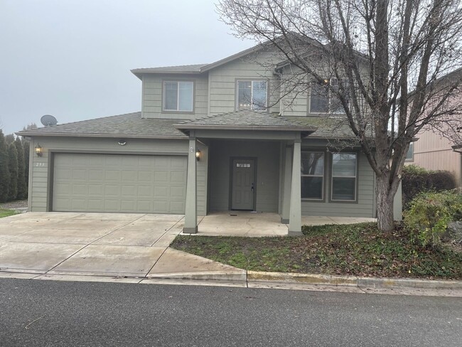 Building Photo - Beautiful 3 Bedroom 2.5 Bathroom w/Office or Bonus Room Located in Central Point