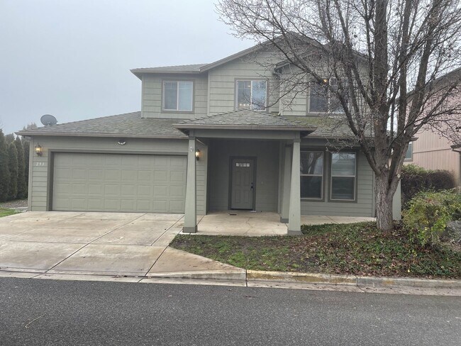 Foto del edificio - Beautiful 3 Bedroom 2.5 Bathroom w/Office or Bonus Room Located in Central Point