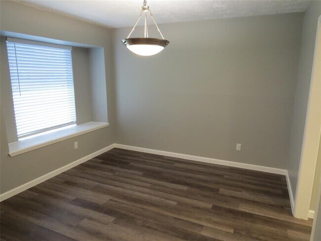 Building Photo - 2109 Meadowlark Ln